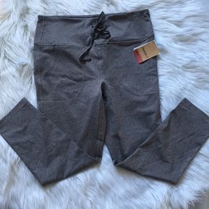 Reebok Women's Momentum Capri Workout Leggings NWT Large